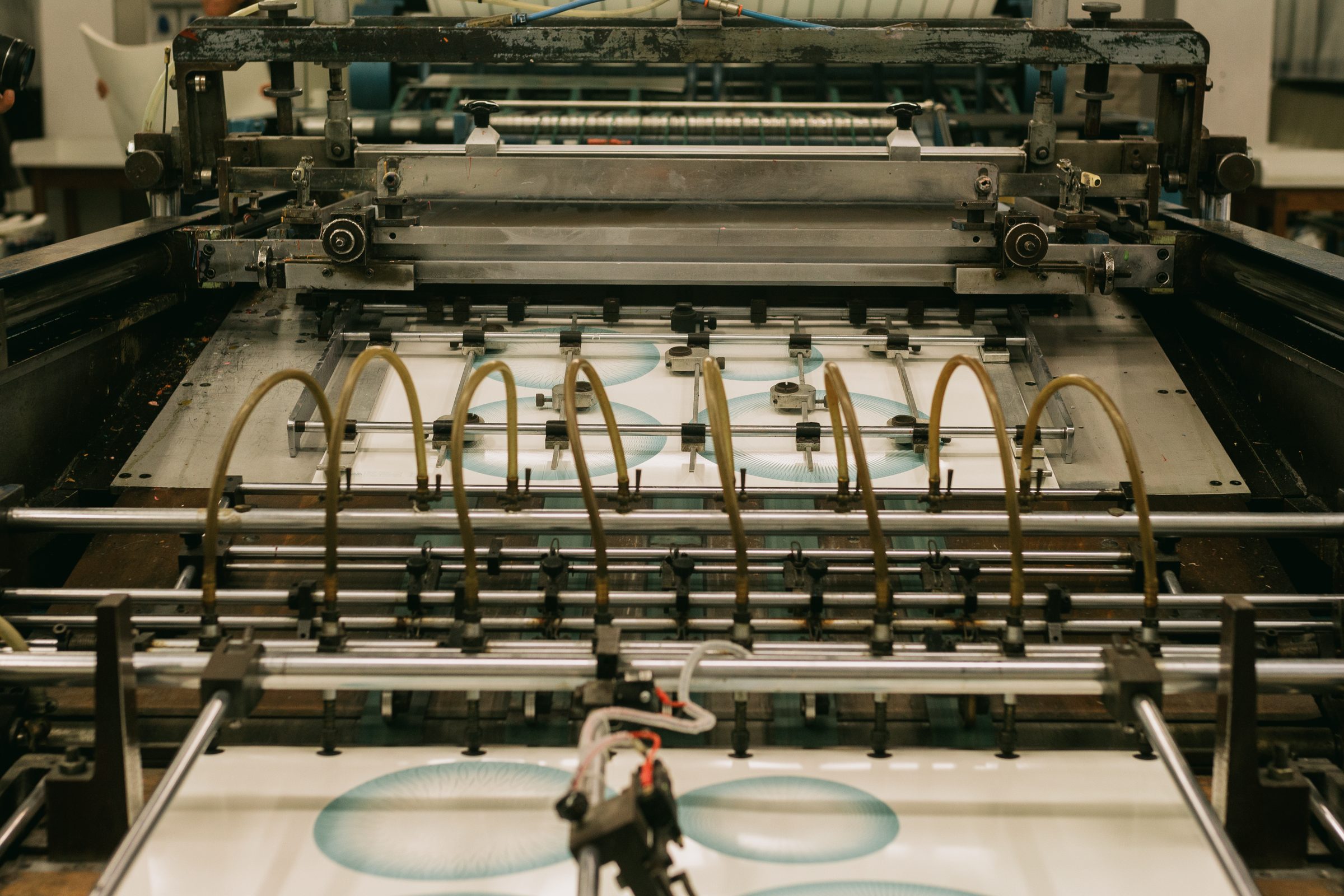 Web offset feeder delivering high-gloss coated sheets