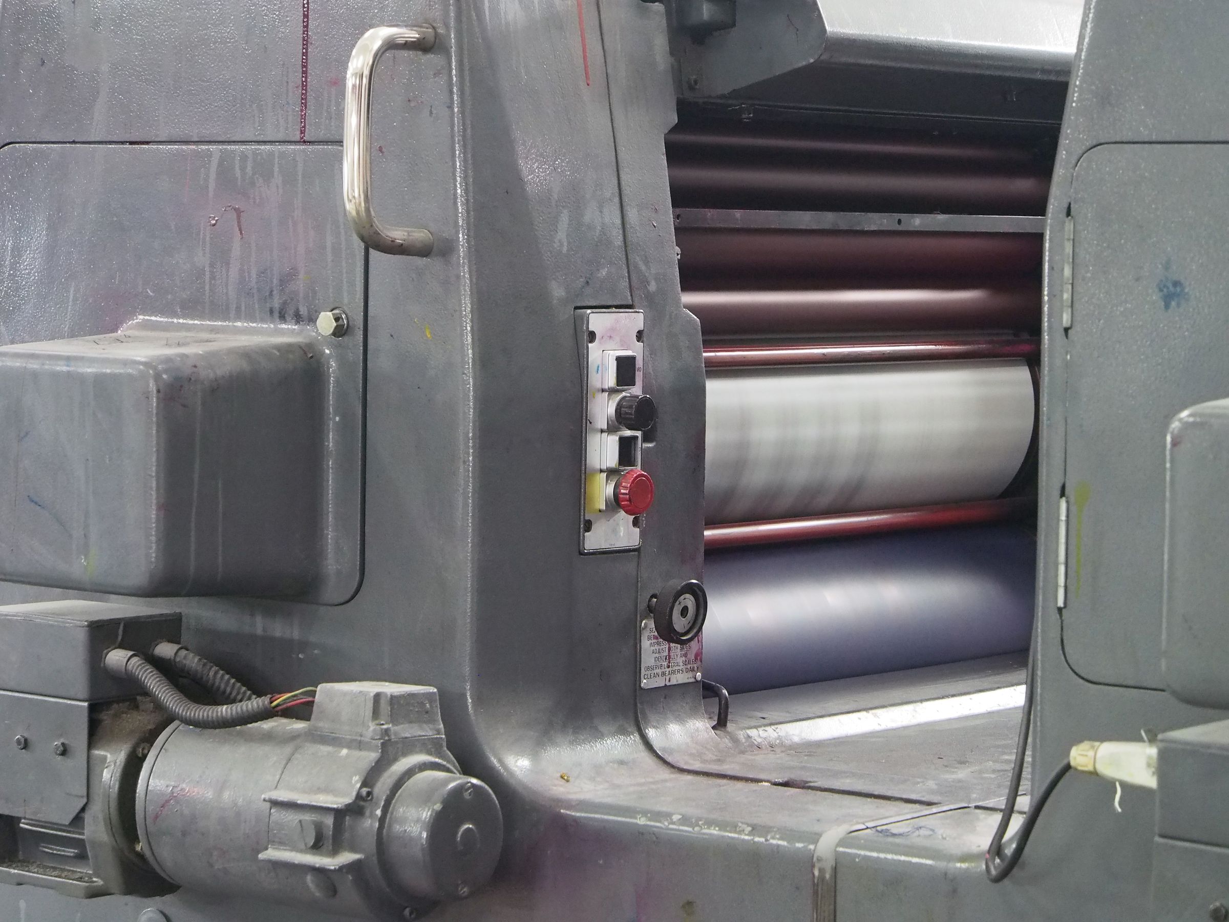Sheet-fed offset press ink unit, colour rollers loaded